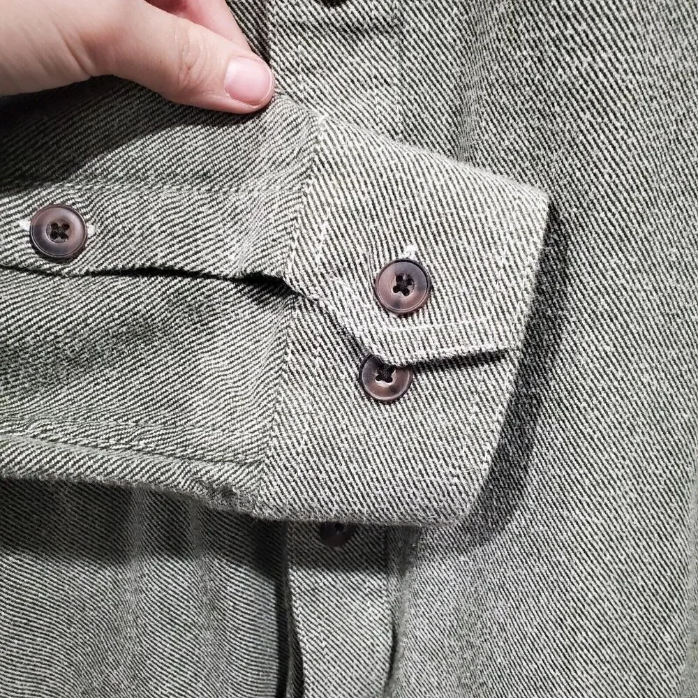 Duluth Trading Co. Men's Long-Sleeved Button-Down Green Shirt Gusseted Arm Sz LT